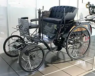 Patent-Motorwagen "Velo" 1894 erster Serienwagen: 1045&nbsp;cm³, 1,5&nbsp;PS, 20&nbsp;km/h (EFA-Museum)
