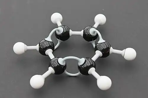Modell des Benzol-Moleküls („Benzolring“)