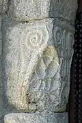 Linkes Kapitell am romanischen Portal
