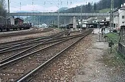 Bahnhofseinfahrt; die im Vordergrund erkennbare doppelte Gleisverbindung wurde 1981 durch zwei einfache Gleisverbindungen ersetzt. Links ist der in der ersten Hälfte der 1980er Jahre abgebrochene Lokschuppen zu erkennen.