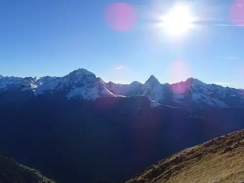 Blich nach Südwesten zu den Bergüner Stöcken mit (v. l. n. r.) Piz Ela, Tinzenhorn und Piz Mitgel.