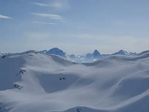 Blick nach Süden zum Hanengretji und dahinter die Bergüner Stöcke mit Piz Ela, Tinzenhorn und Piz Mitgel.