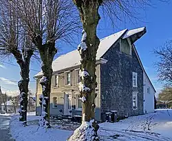 Haus Berg 1 mit großer Ladeluke und 3 alten Hausbäumen