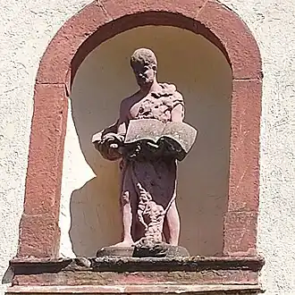 Bartholomäus-Statue über der Eingangsvorhalle