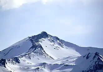 Der schneebedeckte Gipfel des Frauenkogels