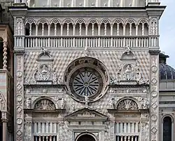 Obere Fassadenhälfte, Detailansicht.