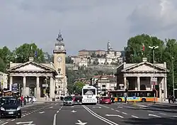 Città Bassa; der Viale Roma mit der Porta Nuova und der Torre dei Caduti, im Hintergrund die Città Alta