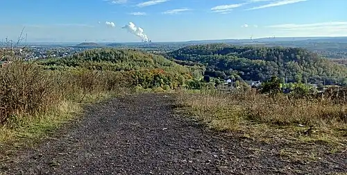 Blick Richtung Ostsüdost. Mitte links Bergehalde Anna II, Mitte rechts Bergehalde Anna I, hinten links Bergehalde Maria Hauptschacht, hinten Mitte Bergehalde Jaspersberg, Hintergrund Kraftwerk Weisweiler.
