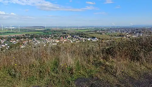 Blick Richtung Ostnordost. Hinten links Bergehalde Carl Alexander, hinten mittig Bergehalde Emil Mayrisch, hinten rechter Bildrand Ausläufer der Sophienhöhe