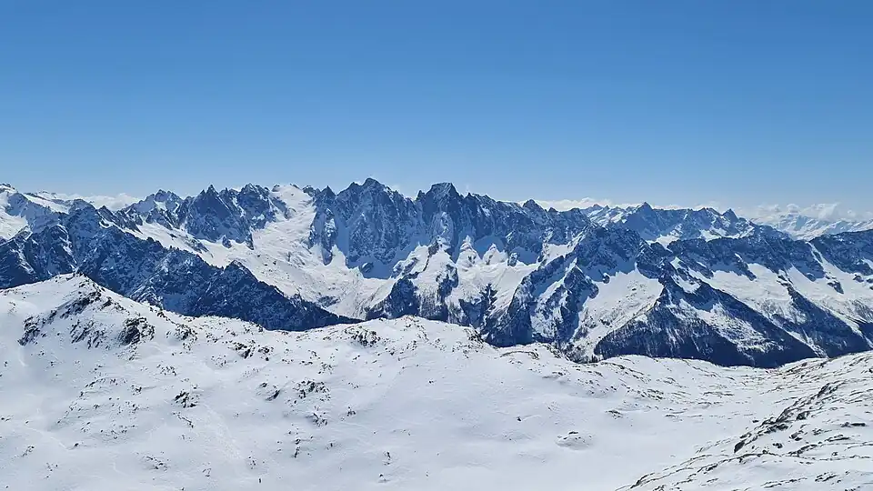 Der Blick auf die Bergeller Alpen ist ebenfalls imposant (für Annotationen der einzelnen Berge aufs Bild klicken).