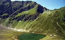 Bergerseehütte (2181&nbsp;m) (unterhalb der Goldeckscharte), vom Aufstieg zum Berger Kogel gesehen (1980)