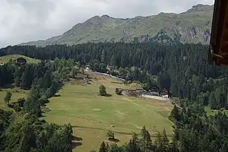 Der Deferegger Riegel (ganz rechts), darunter die Ortschaft Rajach
