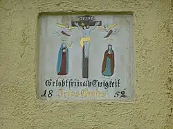 Haustafel in Bergkirchen mit der Inschrift „Gelobt sei in alle Ewigkeit Jesus Christus 1852“