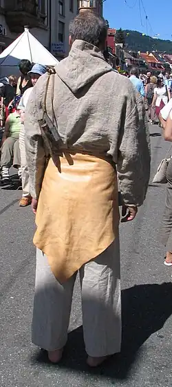 Detail: Vier von acht Bergeisen an Lederriemen