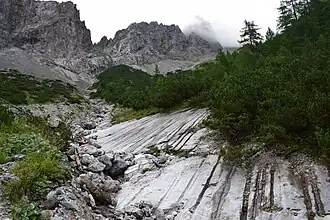 „Überschiebungsbahn der Duplexstruktur“ in der Südostecke des Abrissgebiets (die Scharte li. o. trennt Ebenstein (Mitte) und Gr. Griesstein (links)). Über diese Gleitfläche rutschte in der zweiten Phase die Bergflanke nordwärts.