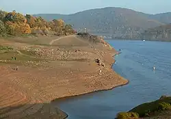 Dorfstelle mit Steinresten