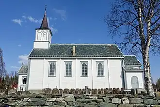 Foto einer weißen Holzkirche