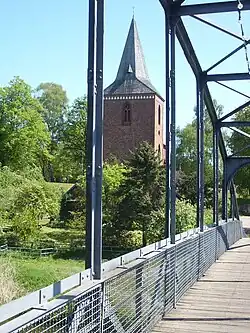 Kirche von Berkenthin von der Fußgängerbrücke über den Kanal aus