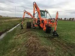 Das „Dreibein“ ist eine Spezialmaschine zur Böschungsmahd, welches etwa an landwirtschaftlichen Bewässerungsgräben zum Einsatz kommt