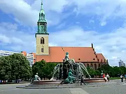 Neptunbrunnen mit Marienkirche