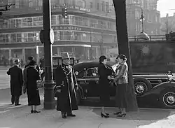 Straßenszene mit Füßgängerinnen und Autos