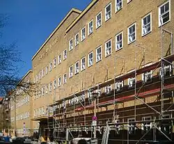 Die Fassade im Jahr 2010, gerade eingerüstet