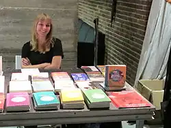 Verkaufstisch mit Büchern des Horlemann Verlags