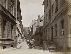 Das Bild zeigt eine altmodische Straße aus dem 19. Jahrhundert.