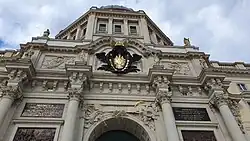 Gesamte Wappenkartusche an der Westfassade