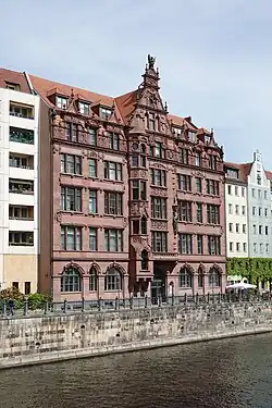 Kurfürstenhaus am Spreeufer von der Rathausbrücke aus gesehen