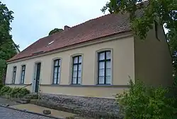 Dorfstraße 25, Schule