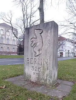 Berliner Meilenstein von 1960 in Göttingen (Berliner Straße, Ecke Heinz-Erhardt-Platz, Bildhauer Georg Schorn).[7]
