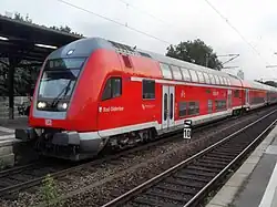Doppelstock-Steuerwagen Bad&nbsp;Oldesloe im Bahnhof Berlin-Charlottenburg
