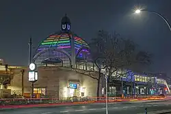 Nollendorfplatz, Berlin: Illumination der Kuppel über dem Hochbahnhof im Regenbogenkiez