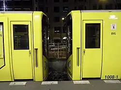 Berlin: diese beiden Züge sind so gekuppelt, dass sich die außermittigen Nottüren jeweils auf der gleichen Seite befinden