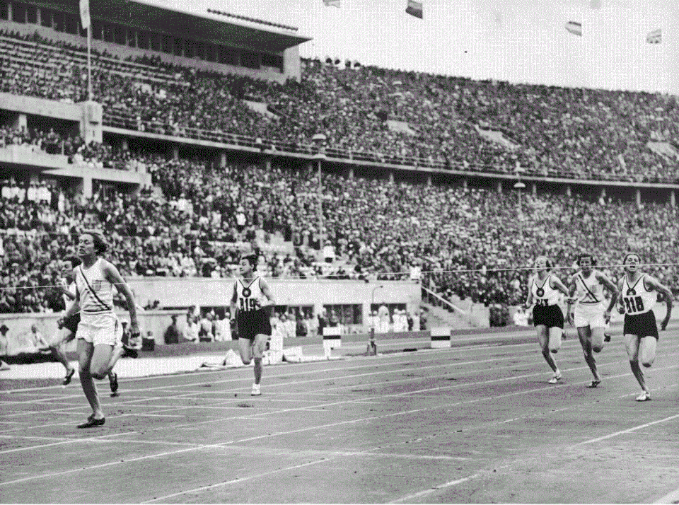 Finaleinlauf über 100&nbsp;Meter (v.&nbsp;l.&nbsp;n.&nbsp;r.): Stanisława&nbsp;Walasiewicz (etwas verdeckt), Helen&nbsp;Stephens, Käthe&nbsp;Krauß, Emmy&nbsp;Albus, Annette&nbsp;Rogers, Marie&nbsp;Dollinger