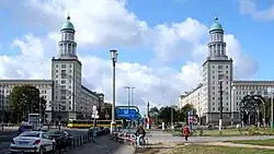 Frankfurter Tor, Richtung Fernsehturm blickend