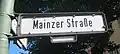 Beispiel eines Ost-Berliner Straßenschildes mit rundem ß