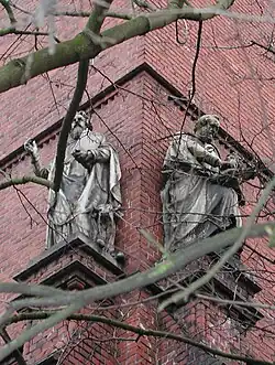 Evangelisten Lukas und Matthäus am Turm