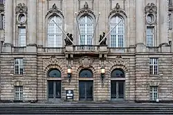 Im Film treffen Timm Thaler und Baron Lefuet bei einem Pferderennen erstmals aufeinander. Gedreht wurden die Aufnahmen an den Galopprennbahnen in Halle und in Hoppegarten (li.) Aus dem Berliner Kammergericht (re.) wurde im Film ein Grand Hotel