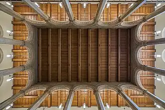 Holzdecke über der Eingangshalle