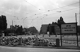 Blick zum Leipziger Platz, rechts die Reste des südlichen Torhauses, Juli 1957