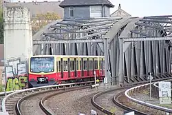 S-Bahn-Zug der Baureihe 481/482 auf der Ringbahnbrücke Oberspree (2020)