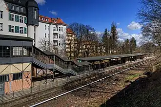 Bahnsteig mit „Gewächshaus“