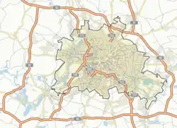 Graphische Karte von Berlin mit den wichtigsten Straßen und Autobahnen. Die Autobahnen sind mit Nummern markiert.