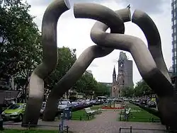 Tauentzienstraße mit Skulptur Berlin und Kaiser-Wilhelm-Gedächtniskirche