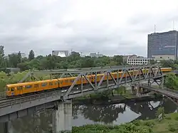 Achtteilige, 100&nbsp;Meter lange Vierfachtraktion aus Doppeltriebwagen der Baureihe A3 der U-Bahn Berlin (diverse Hersteller)