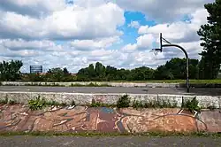Platz des Sports mit Einfassung aus Cortenstahl und Blick auf den Gasometer