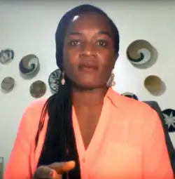 mittelalter Frau mit langen, zusammengebundenen Haaren und orangefarbener Bluse