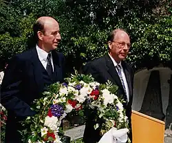 Bernd von Droste zu Hülshoff (* 1938, rechts) u. Wilderich von Droste zu Hülshoff (* 1948, links) am 150. Todestag von Annette von Droste-Hülshoff 1998 in Meersburg